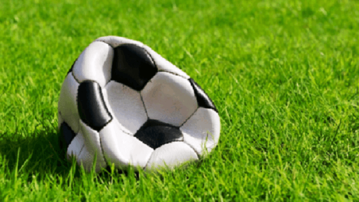 Bucare il pallone dei bambini
