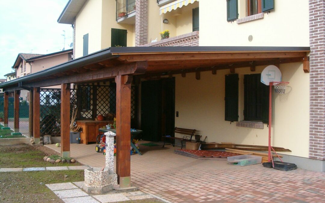 Gazebo poggiato sul muro perimetrale