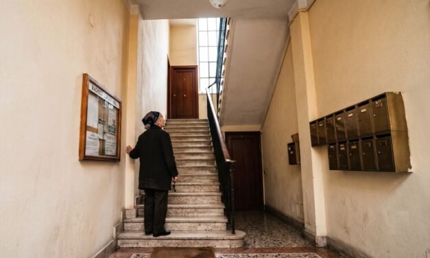 Quando un condomino ha bisogno di un montascale: diritti, spese e cosa sapere prima dell’assemblea